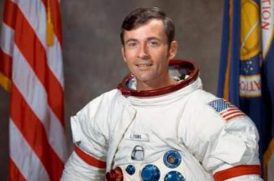 Record making NASA astronaut John Young dies at 87 Record making NASA astronaut John Young dies at 87
