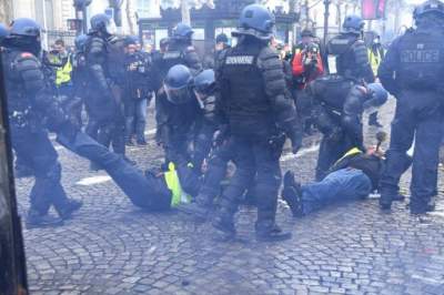 Fuel tax protesters, riot police clash in Paris Fuel tax protesters, riot police clash in Paris