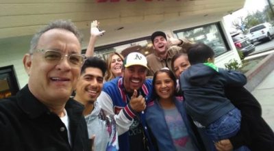 Tom Hanks buys lunch for fans at In-N-Out Burger